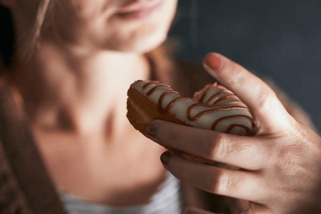 チョコレートを食べる女性の画像