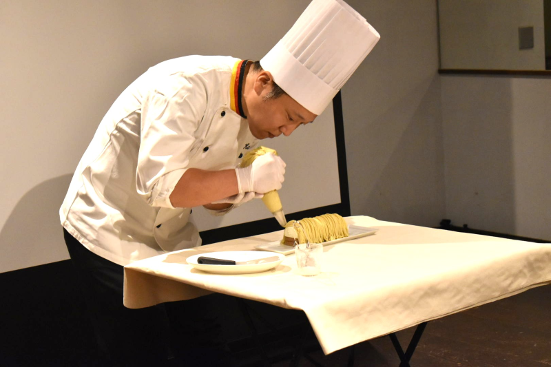 モンブランを絞る加藤さん