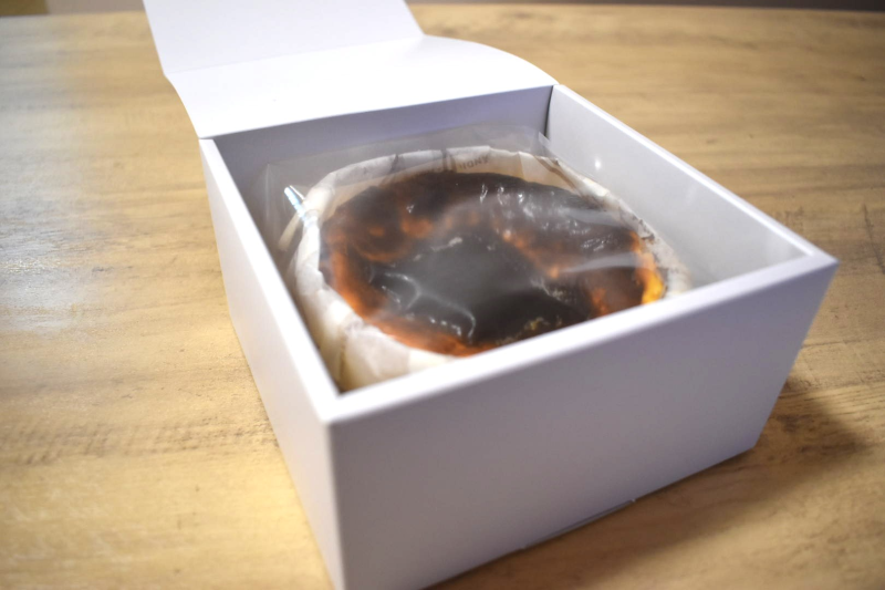 熟成バスクチーズケーキ　開封①